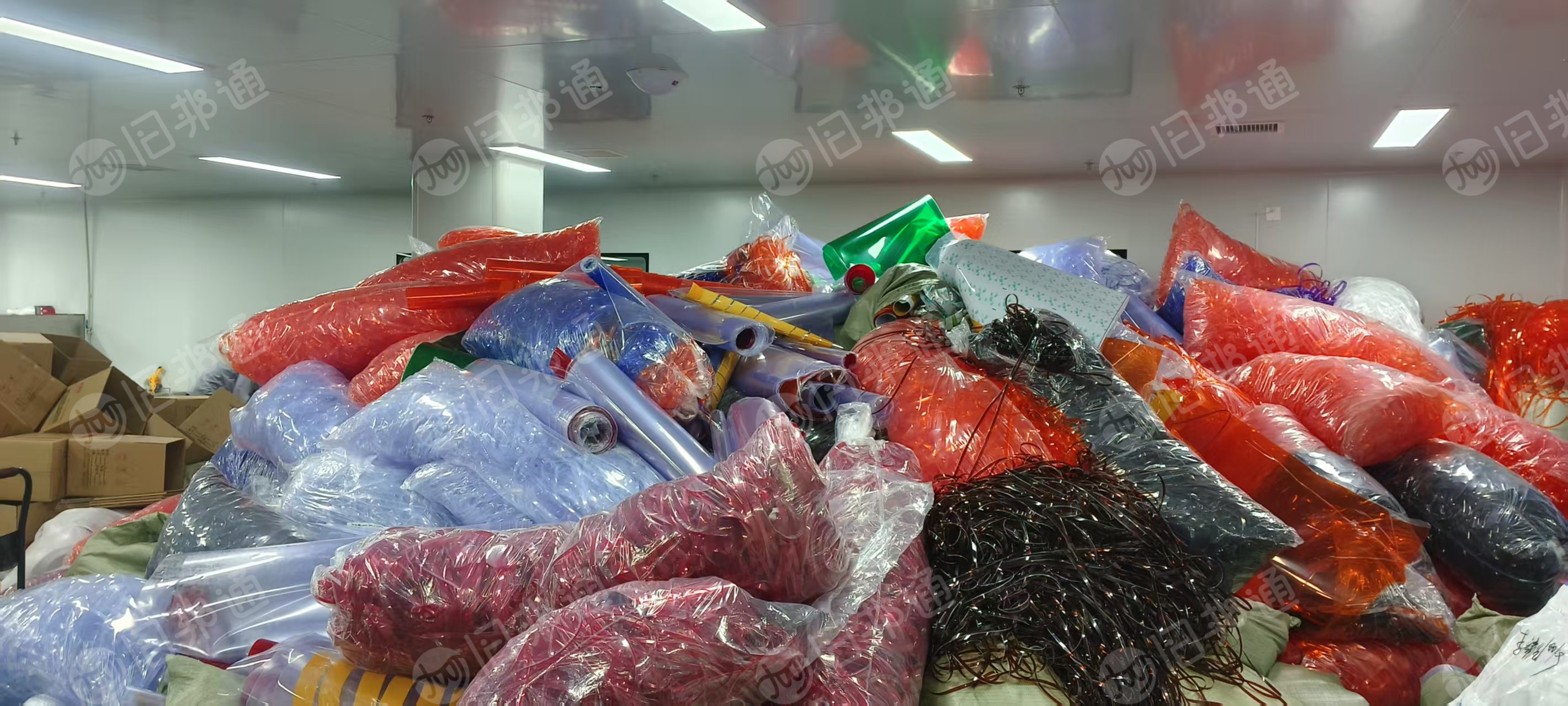 出售中性PVC复合PE边料