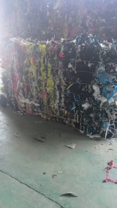 长期出售黑料，下脚料，燃烧料，月供200吨，货在江苏镇江和扬州