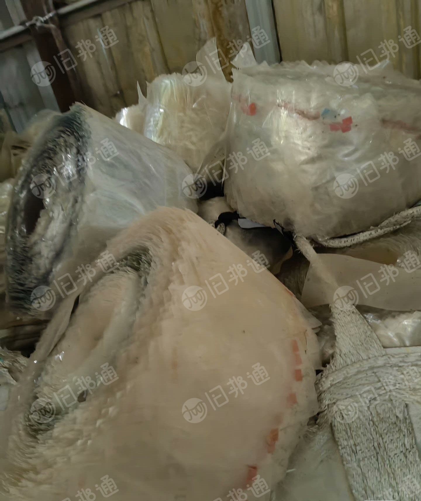 出售带胶PET膜废料，偏重胶，边带点颜色，长期有货
