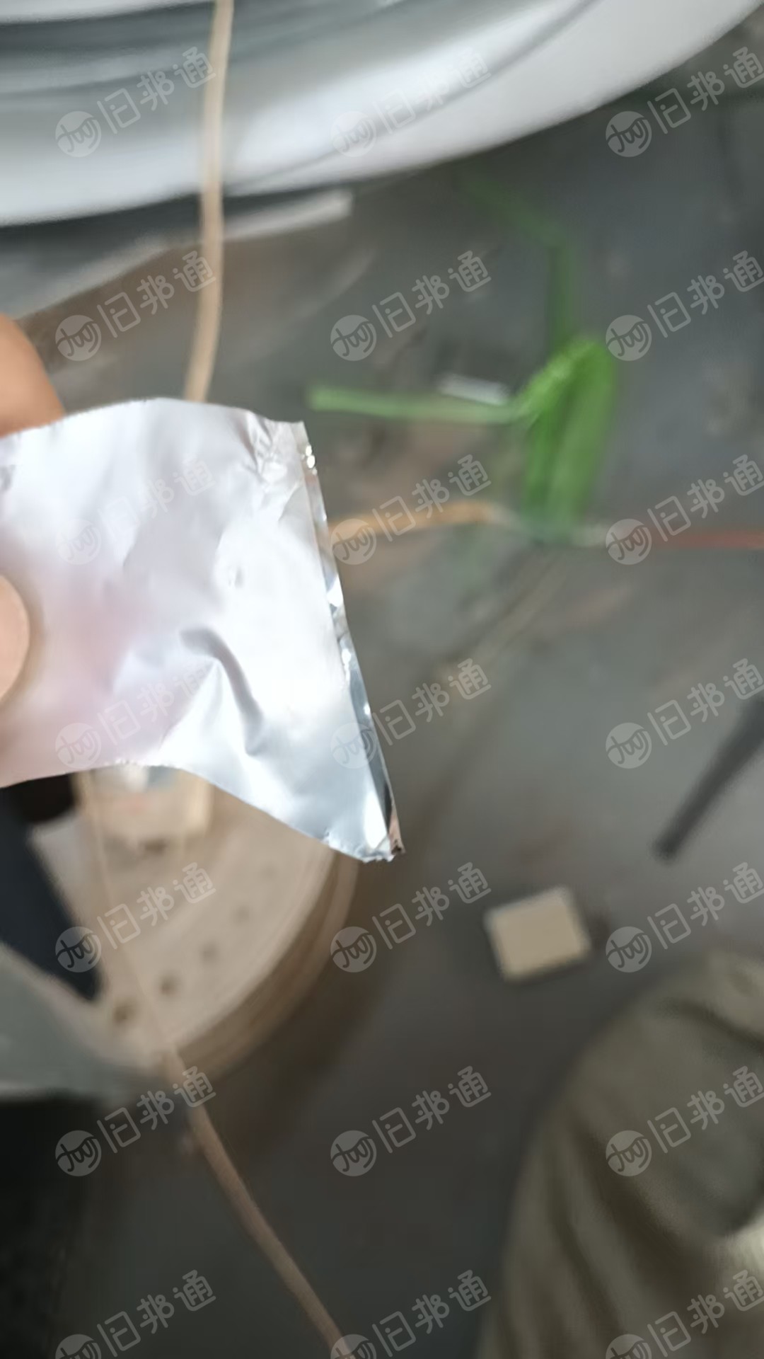 出售铝箔废料，白色的是胶膜，厚度有8丝，10丝