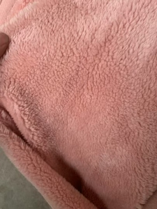 出售库存绒布，单面绒，小颗粒绒，门幅1.95，一公斤1.8米，现货有9.6米一车，货在浙江宁波