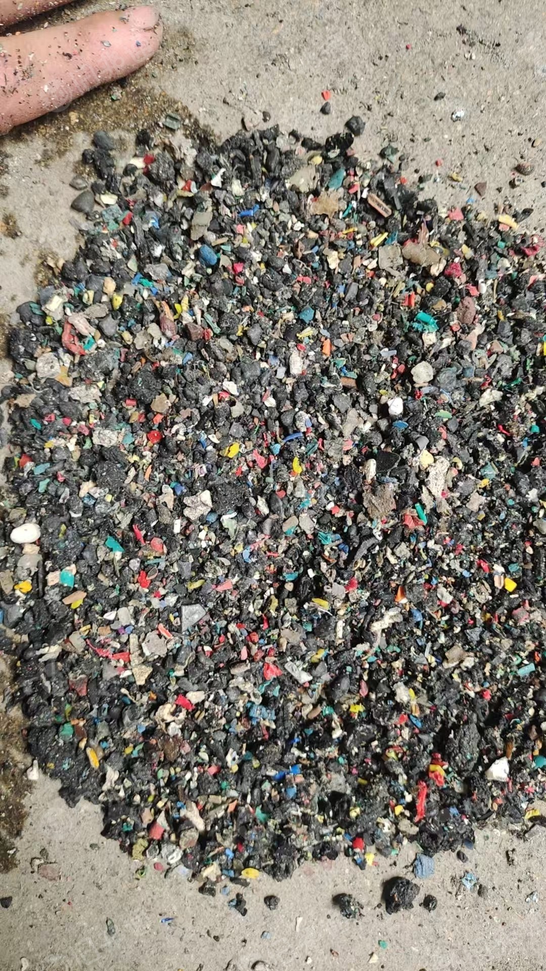 长期出售黑料燃烧料,电线皮,没有PVC的。 PP ABS 七八种料,厂在广东揭阳