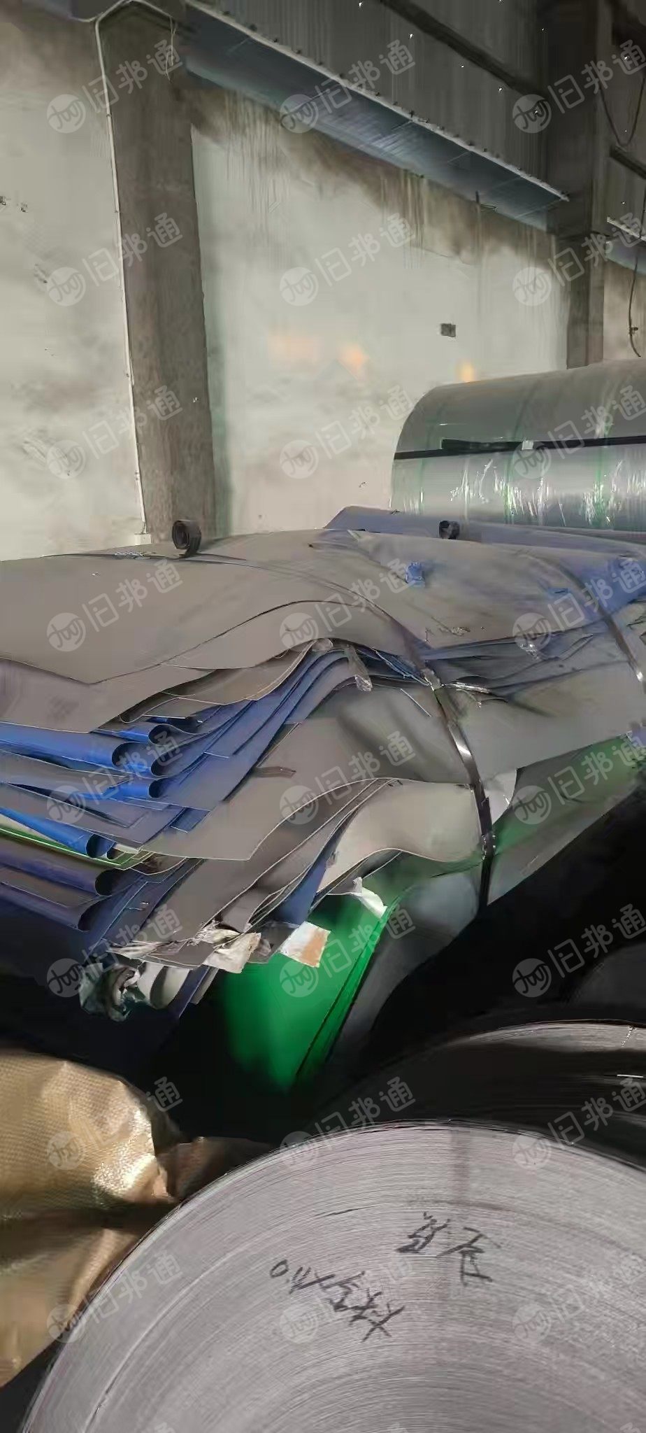 出售钢铁加工厂下来PE钢卷皮包装废料，现货15吨左右，长期有货