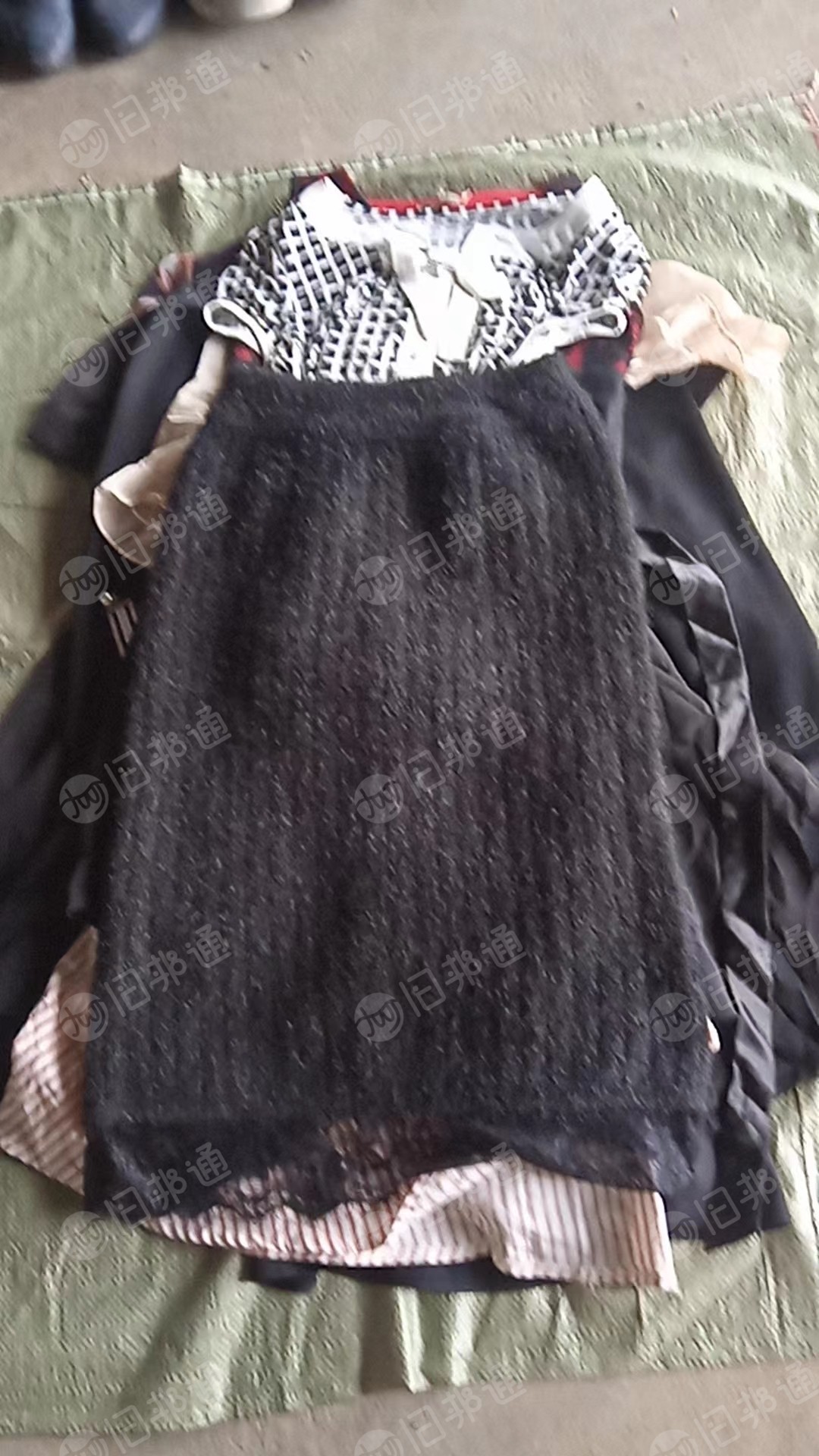 长期出售旧衣服分拣货， 旧衣服黑料，黑料每个月8-10吨，厂在湖南郴州