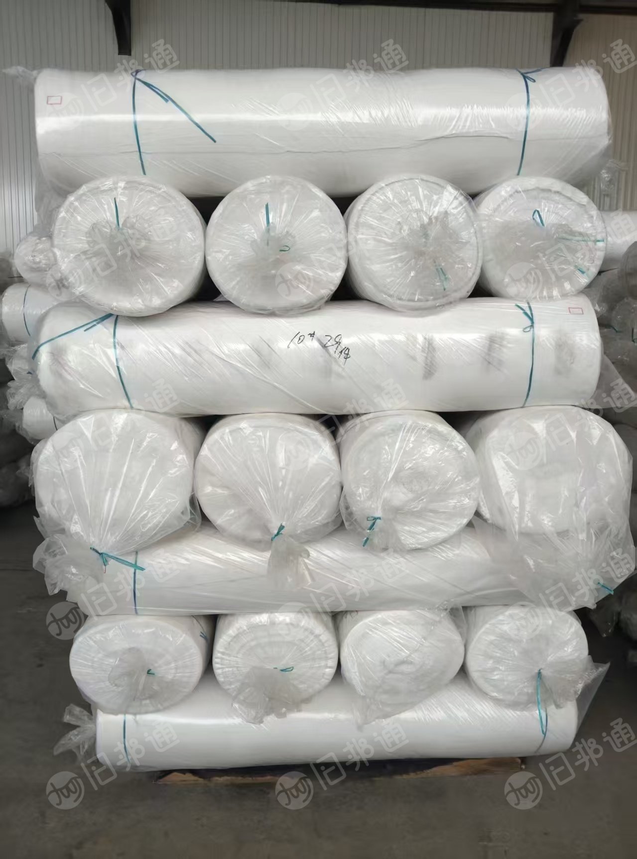 长期出售涤棉帆布，10支纱2*2，360克，幅宽1.55米，10万米白胚，厂在山东济南