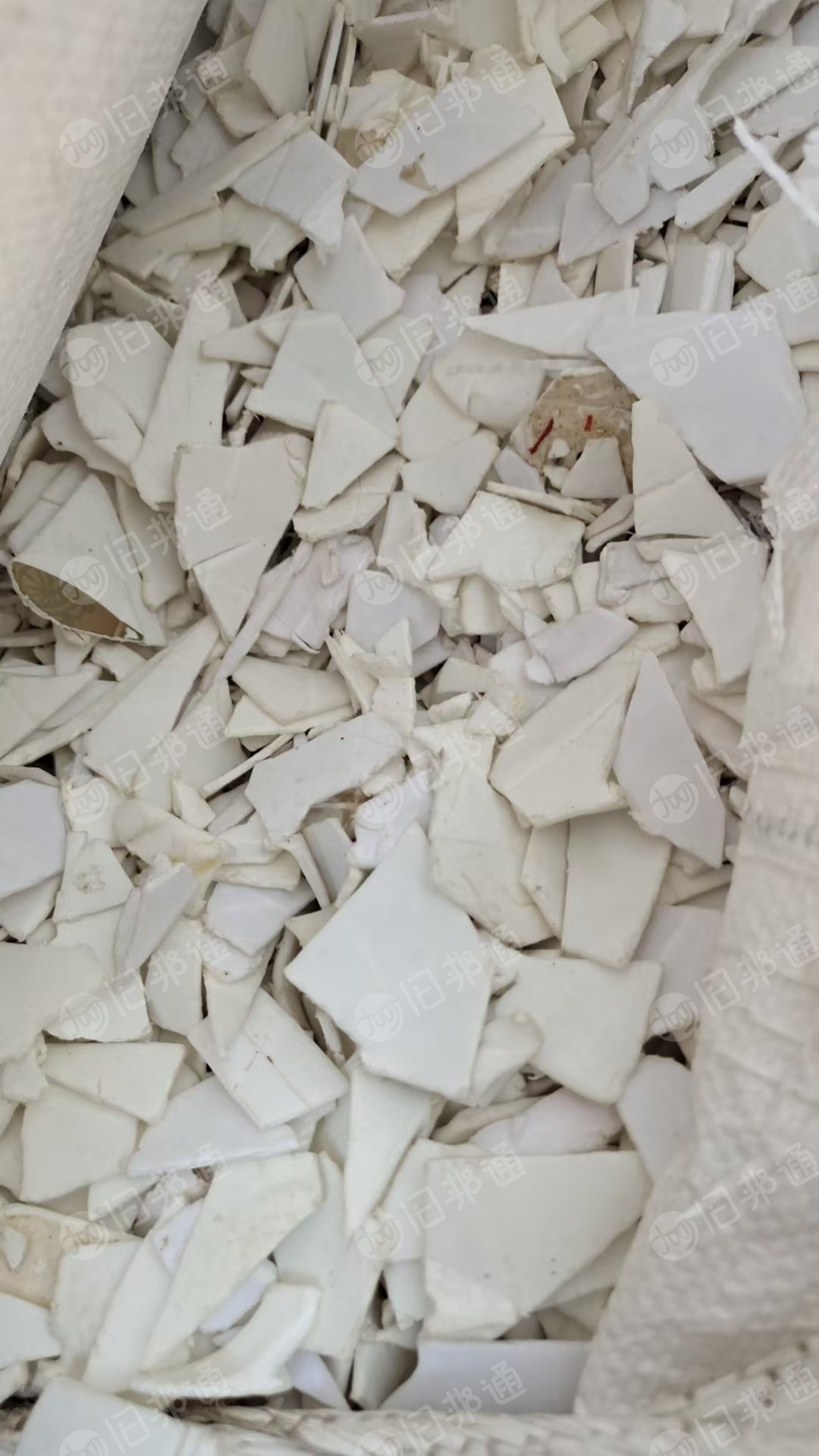 出售pp无字白色涂料桶破碎料，清洗甩干，各种分色丙破碎料
