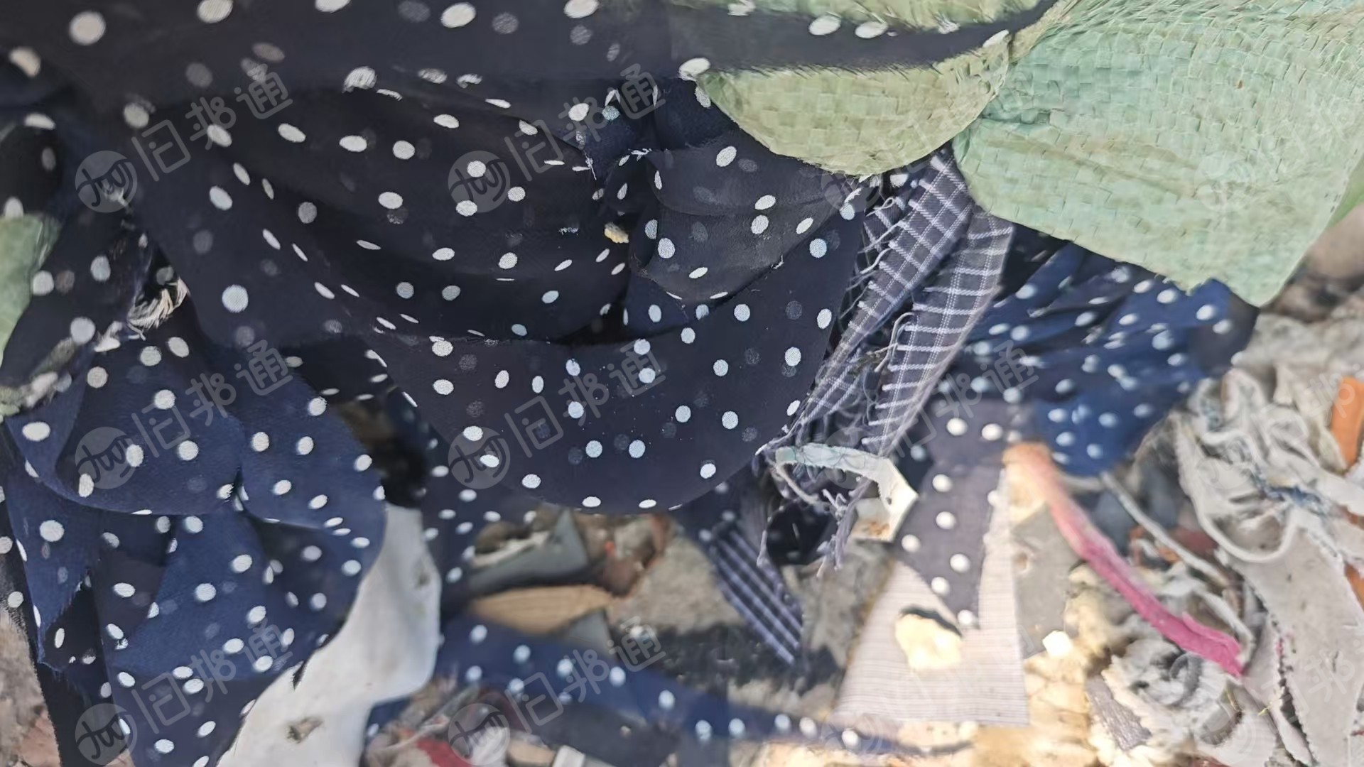 长期出售服装厂废布，化纤布，氨纶废布和涤纶废布混在一起，统货卖，现有一两车，货在河南郑州
