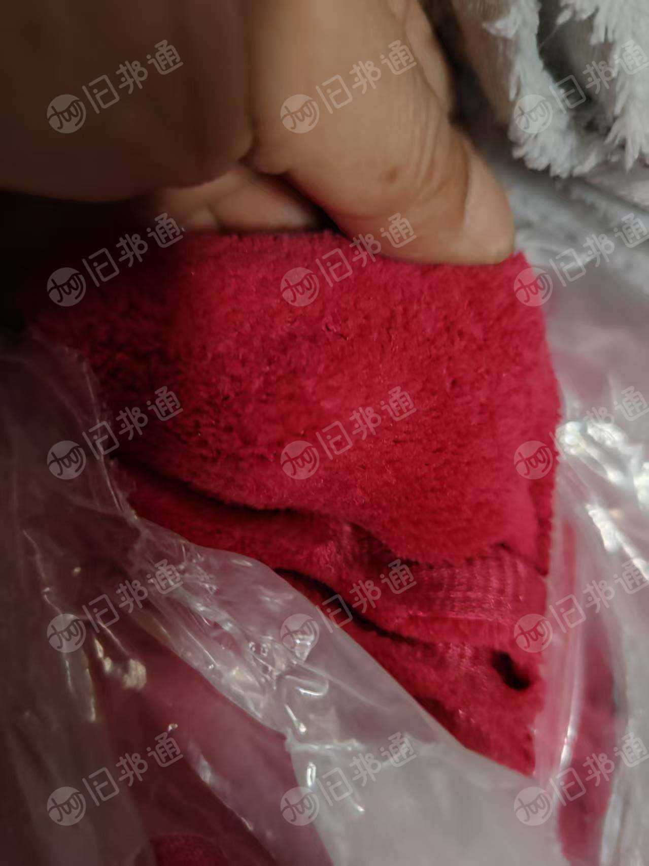 出售单面的涤纶珊瑚绒布，门幅165一2米都有，克重150-200左右，现货5吨左右