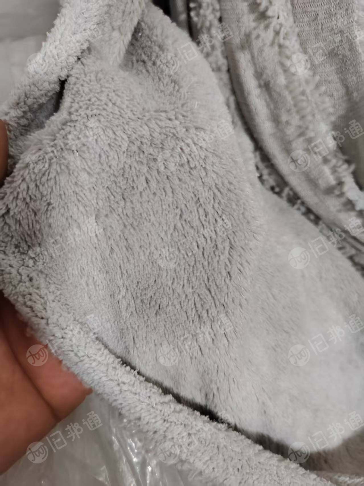 出售单面的涤纶珊瑚绒布，门幅165一2米都有，克重150-200左右，现货5吨左右