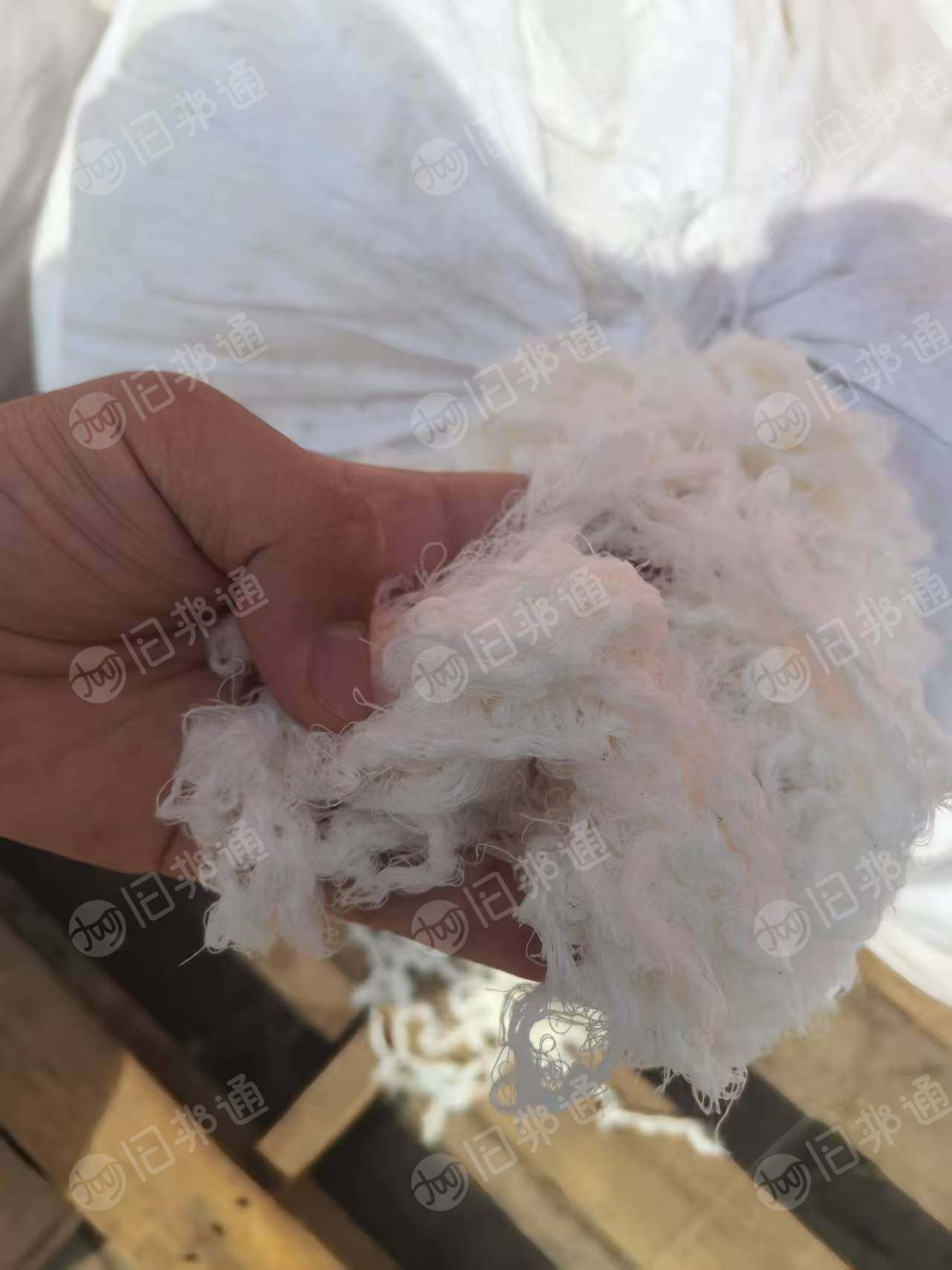 长期出售织布厂下来的涤棉布边纱,涤棉水丝,含水量百分之30左右,月供五六吨