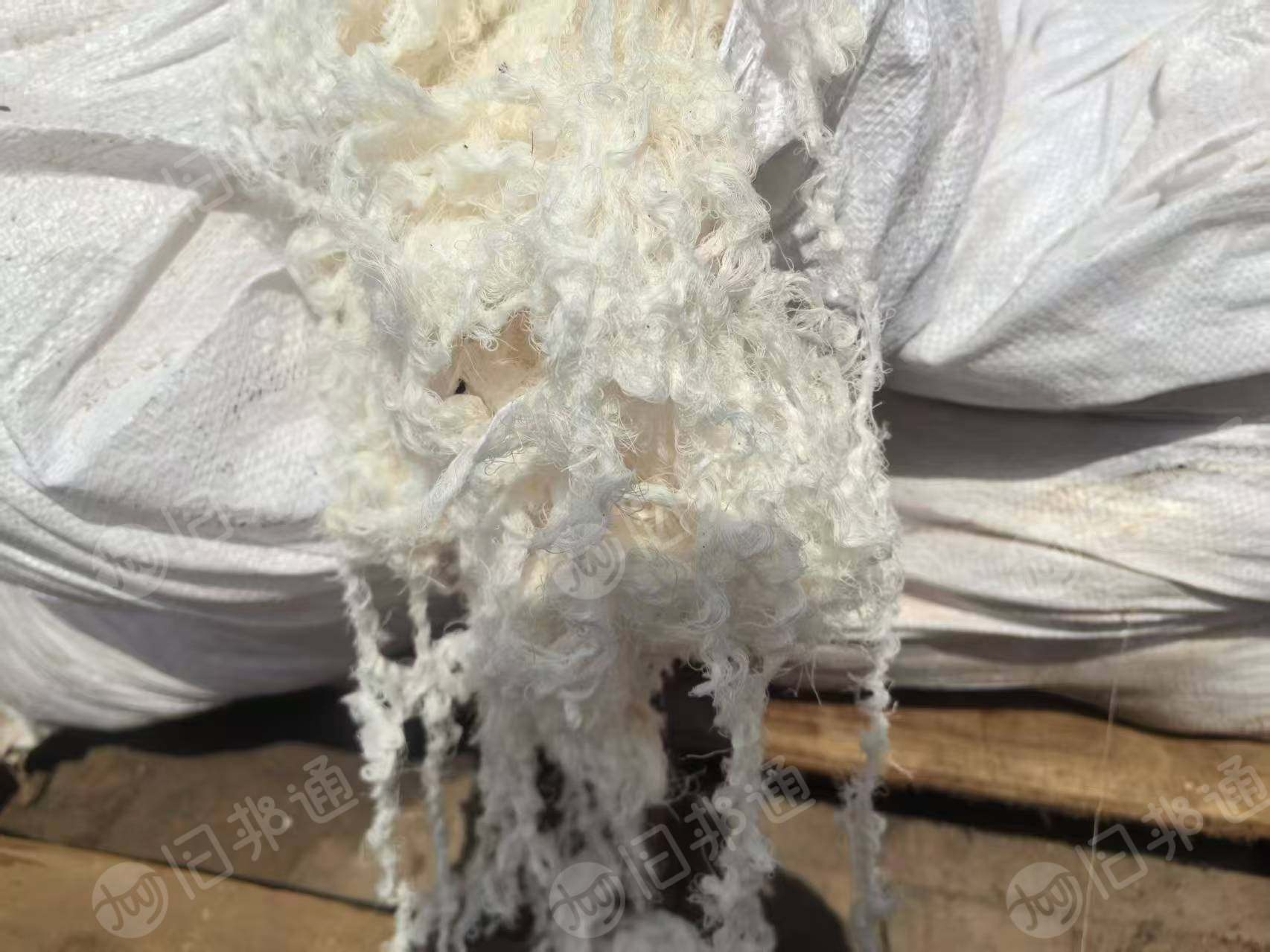 长期出售织布厂下来的涤棉布边纱,涤棉水丝,含水量百分之30左右,月供五六吨