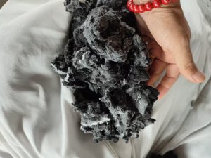 长期出售黑色的涤纶磨毛料，不含水分，现货5吨左右，月供10吨