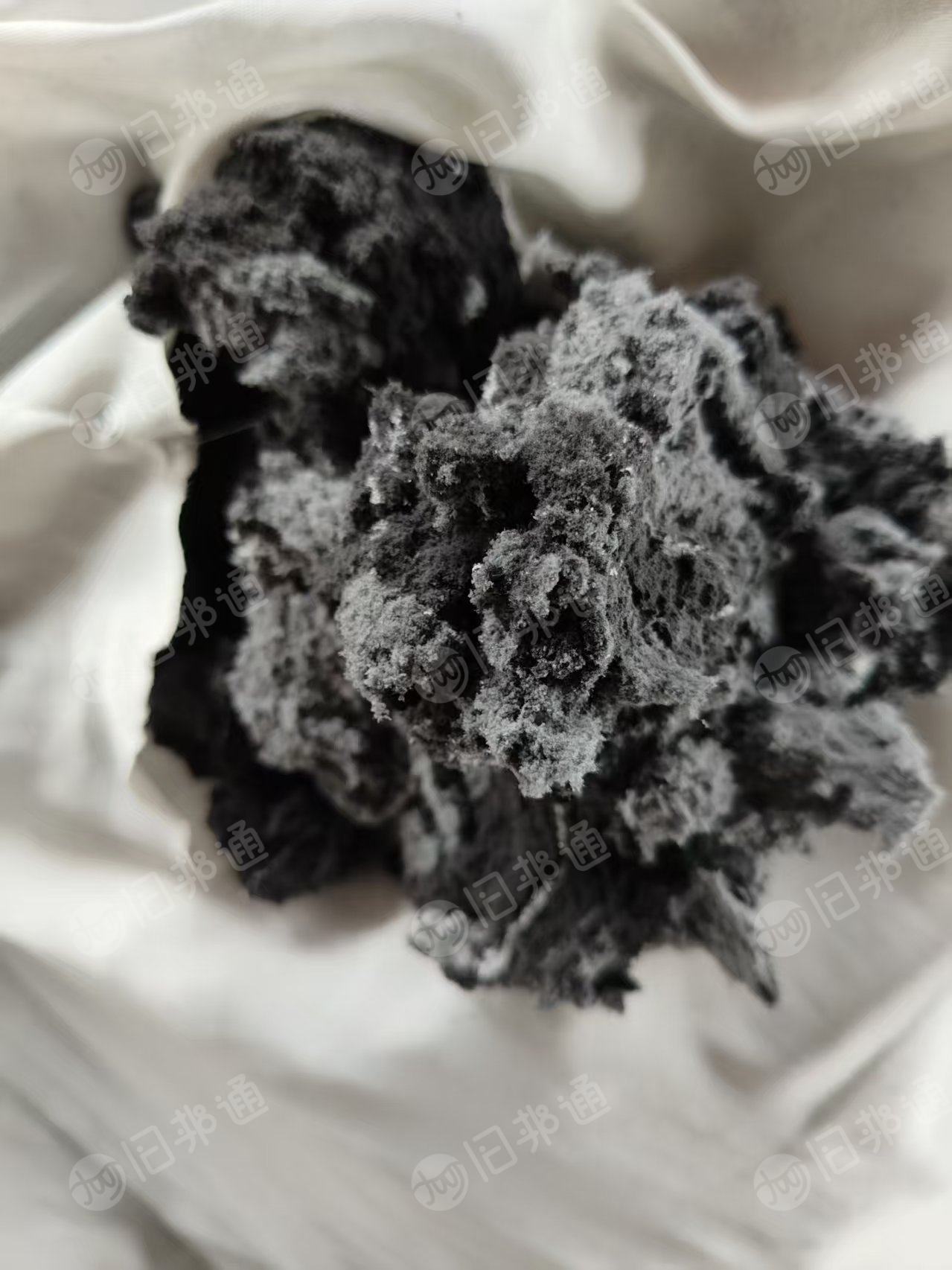 长期出售黑色的涤纶磨毛料,不含水分,现货5吨左右,月供10吨