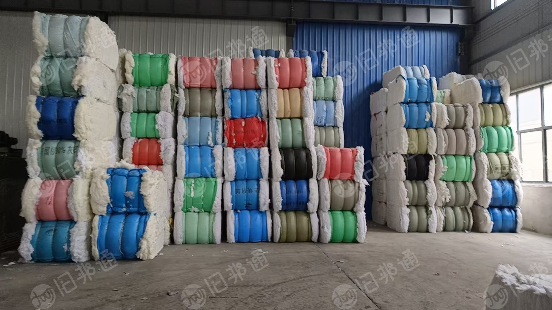 长期出售涤纶废布开花化纤棉，再生棉，可根据要求定制