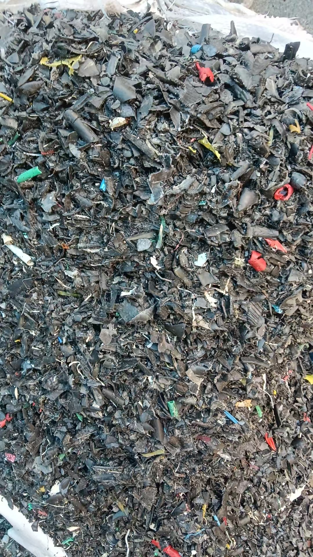 出售电线皮混合沉底料，pvc、pe胶混合，月供几十吨