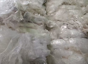 出售一级水洗高压膜废料，缠绕膜和平板膜混打，缠绕膜占比70%，现货九米六一车