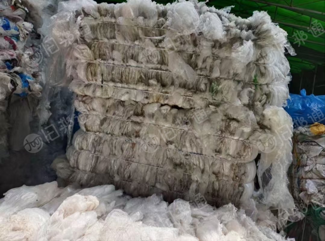 出售一级水洗高压膜废料，缠绕膜和平板膜混打，缠绕膜占比70%，现货九米六一车