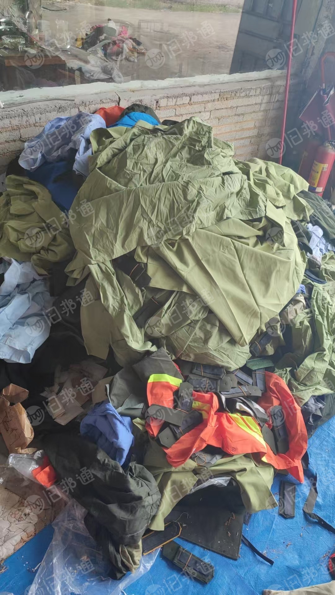 长期出售旧衣服黑料，下脚料，现货有8吨左右，货在广东河源