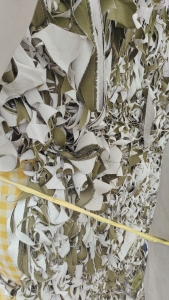 出售鞋子边角料，涤棉材质，解放鞋边角料，绿色是棉的，白色是涤的，可以开花，现货有30吨，货在江苏高邮