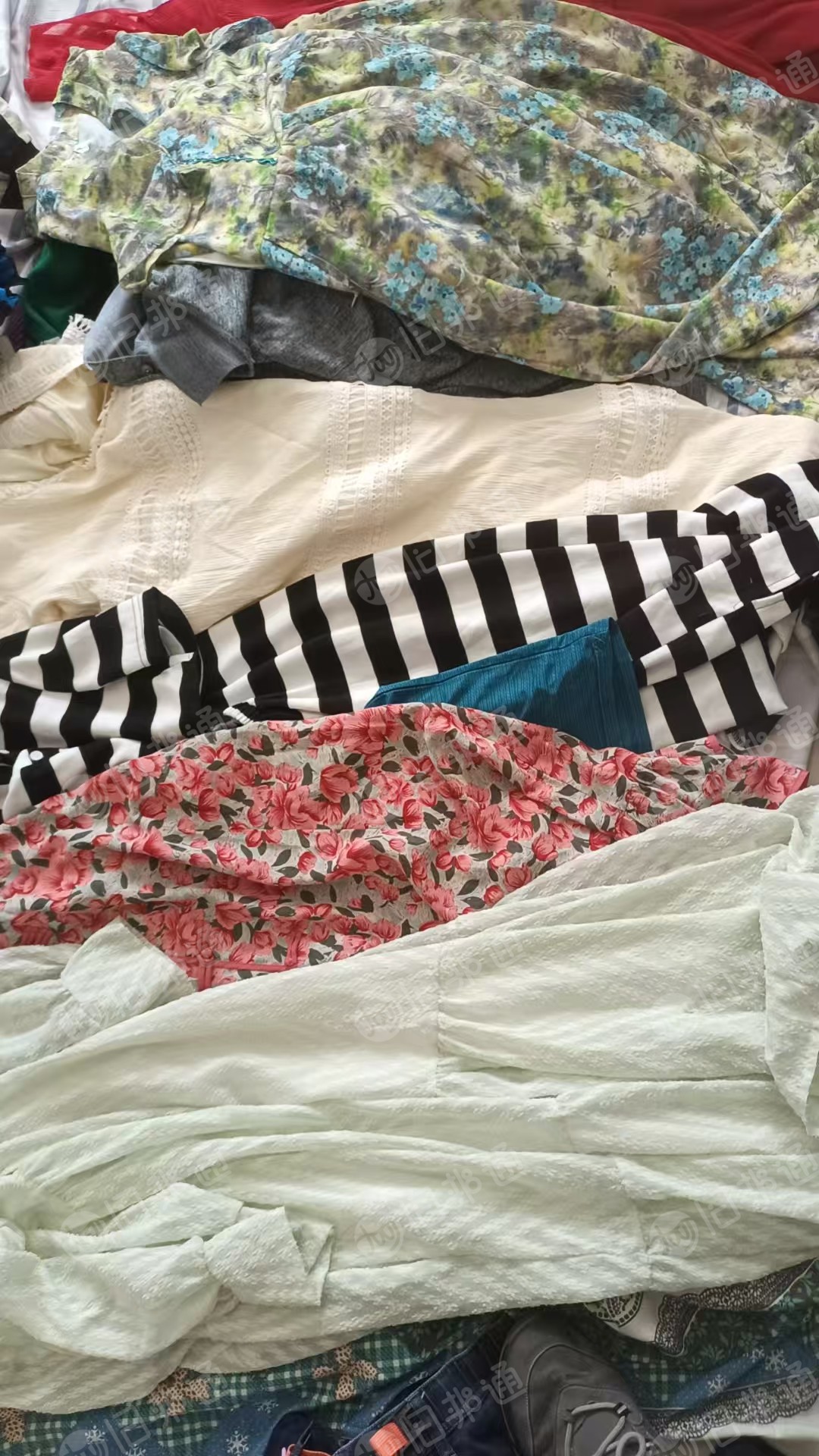 长期出售旧衣服分拣货市区货，有夏装冬装毛衣大白丝棉，每个月30吨左右，货在山东菏泽