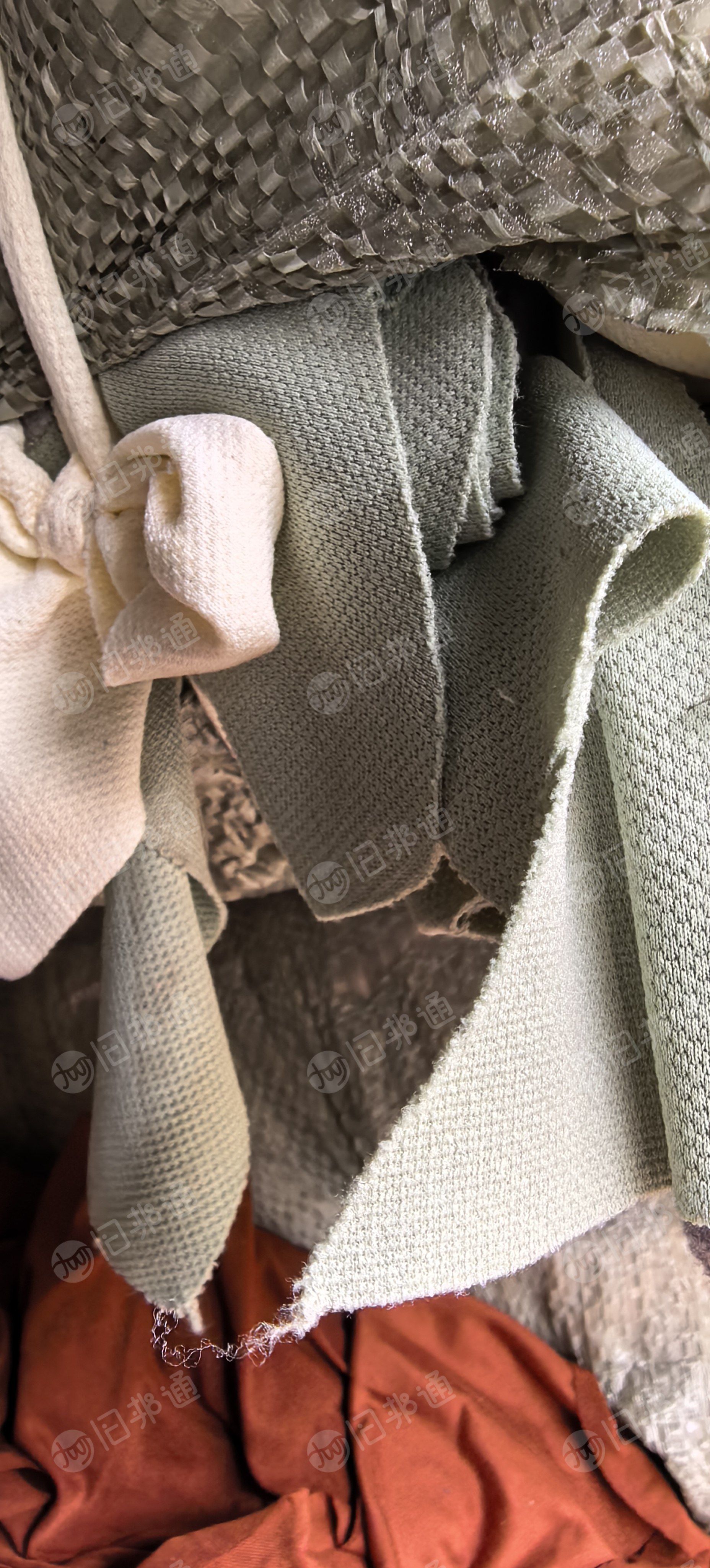 长期出售氨纶废布，颜色都混在一起了，现货40吨， 有8吨是分了颜色，厂在江西上饶
