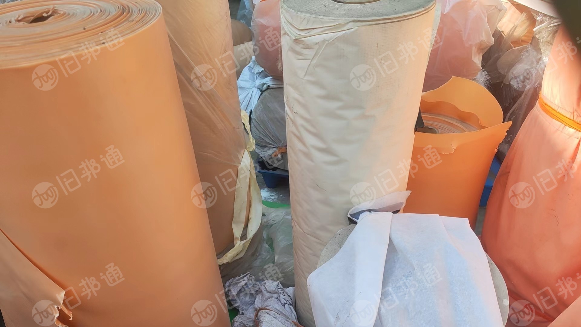 出售创口贴纸，有2吨多，有各种卷筒辅料纸和单面吸水棉布