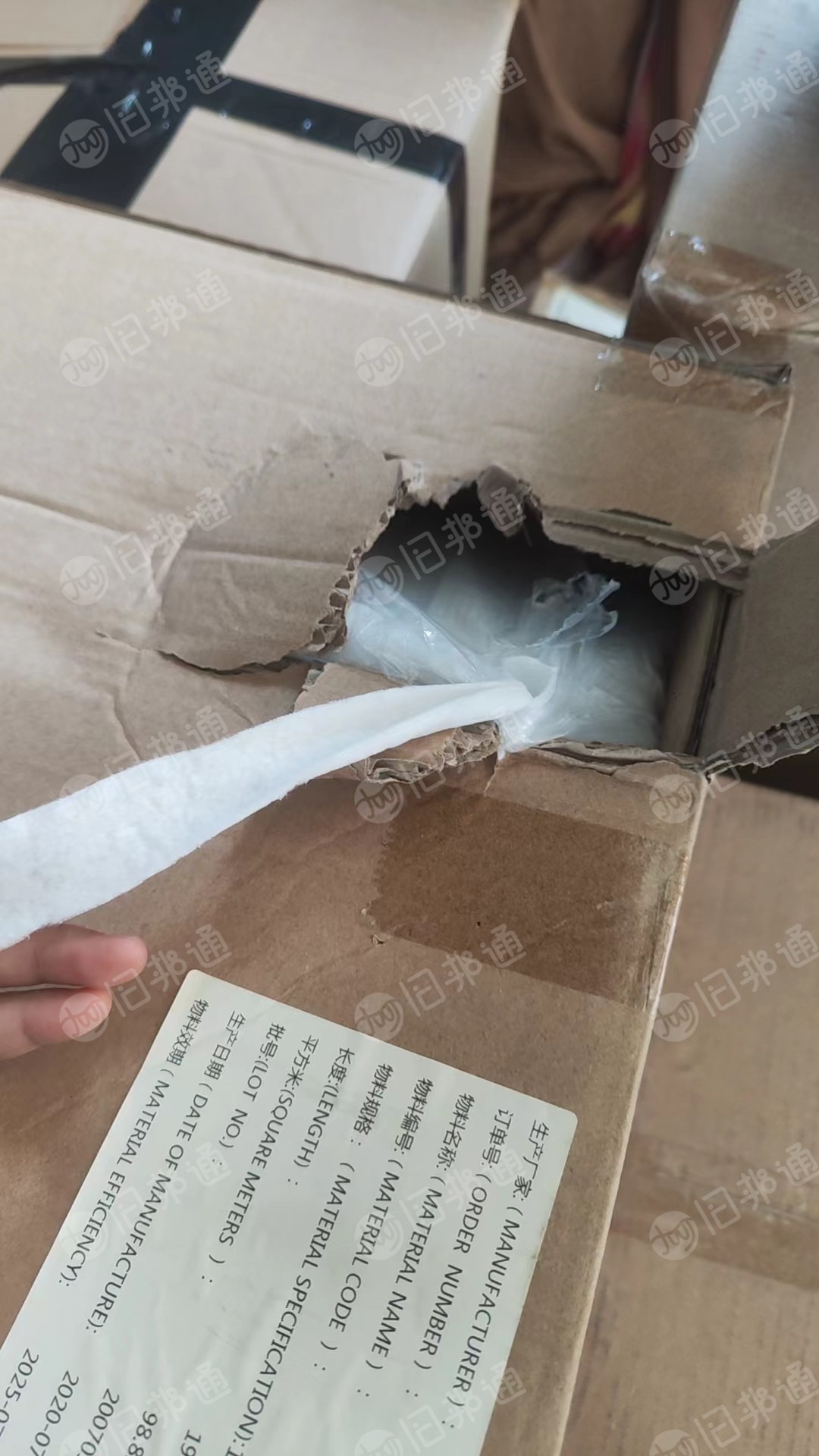出售创口贴纸，有2吨多，有各种卷筒辅料纸和单面吸水棉布
