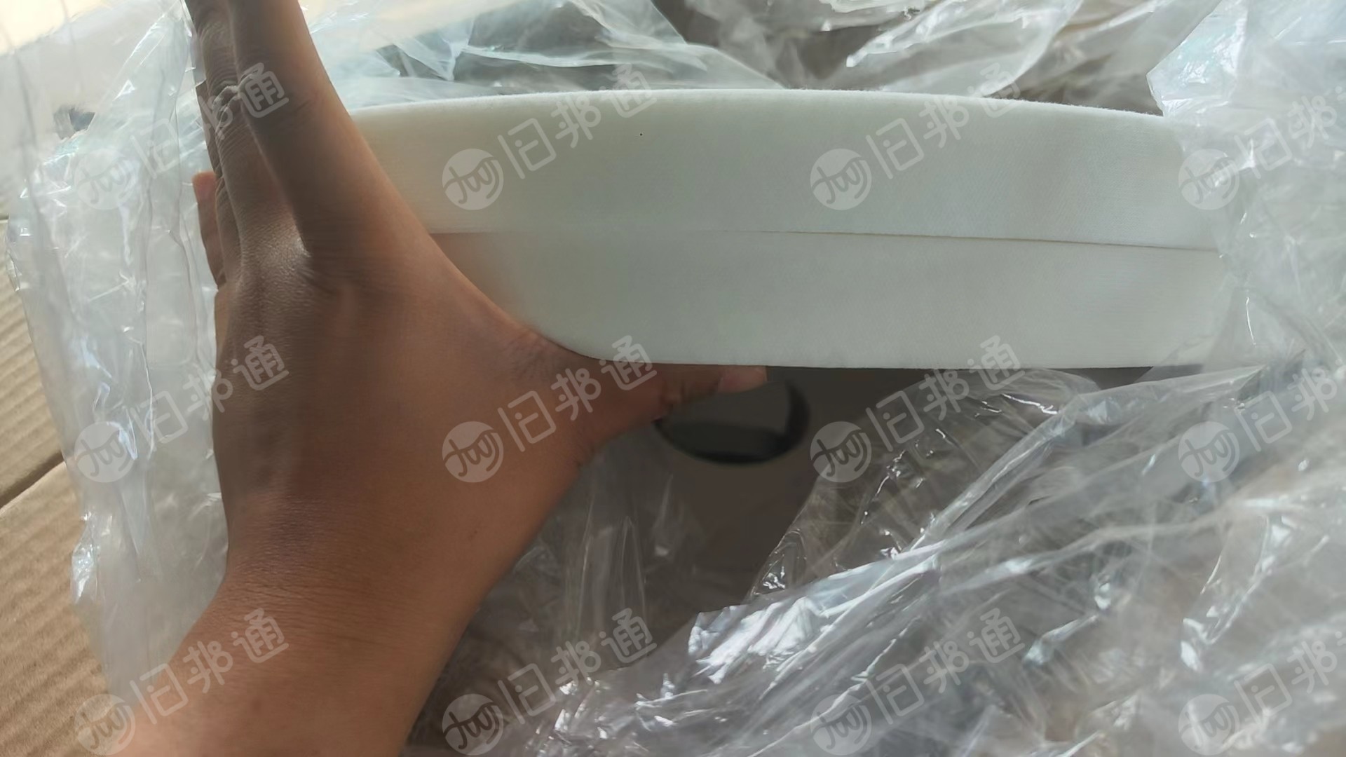 出售创口贴纸，有2吨多，有各种卷筒辅料纸和单面吸水棉布