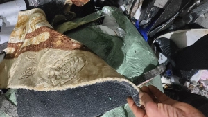 长期回收地毯边角料,地毯废料,中间复合一层无纺布的,开花做土工布用,厂在浙江诸暨