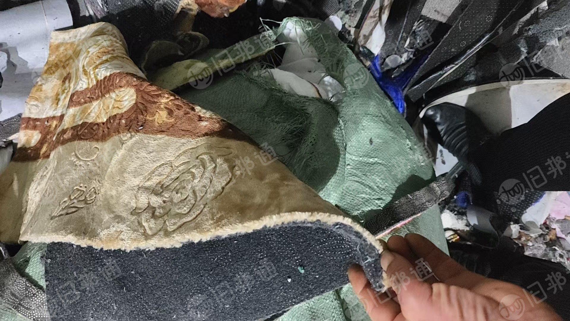 长期回收地毯边角料,地毯废料,中间复合一层无纺布的,开花做土工布用,厂在浙江诸暨
