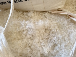 出售输液瓶破碎料,清洗甩干过,色选