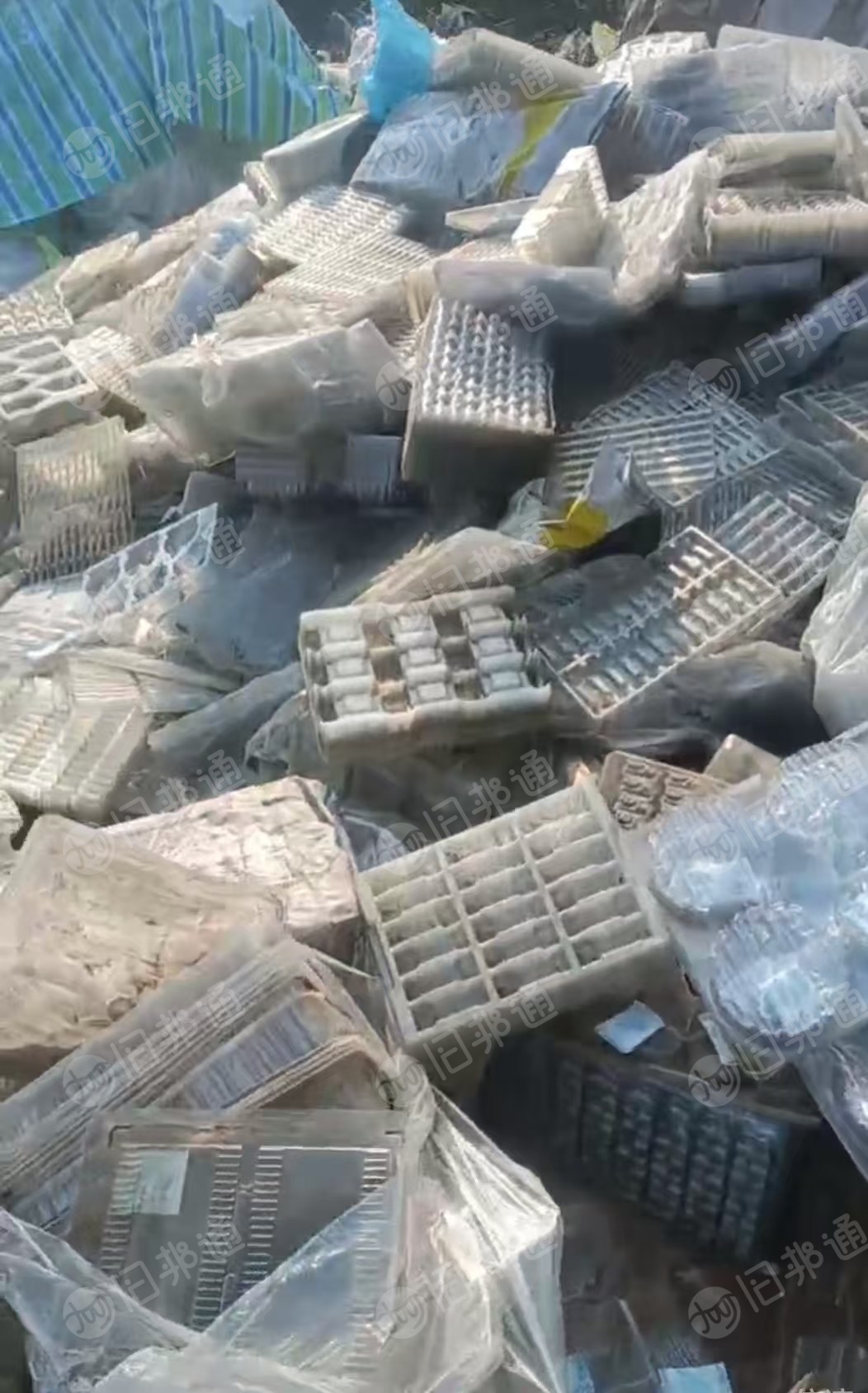 大量回收pet吸塑盒压包料,带标,带油的