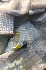 大量回收pet吸塑盒压包料,带标,带油的