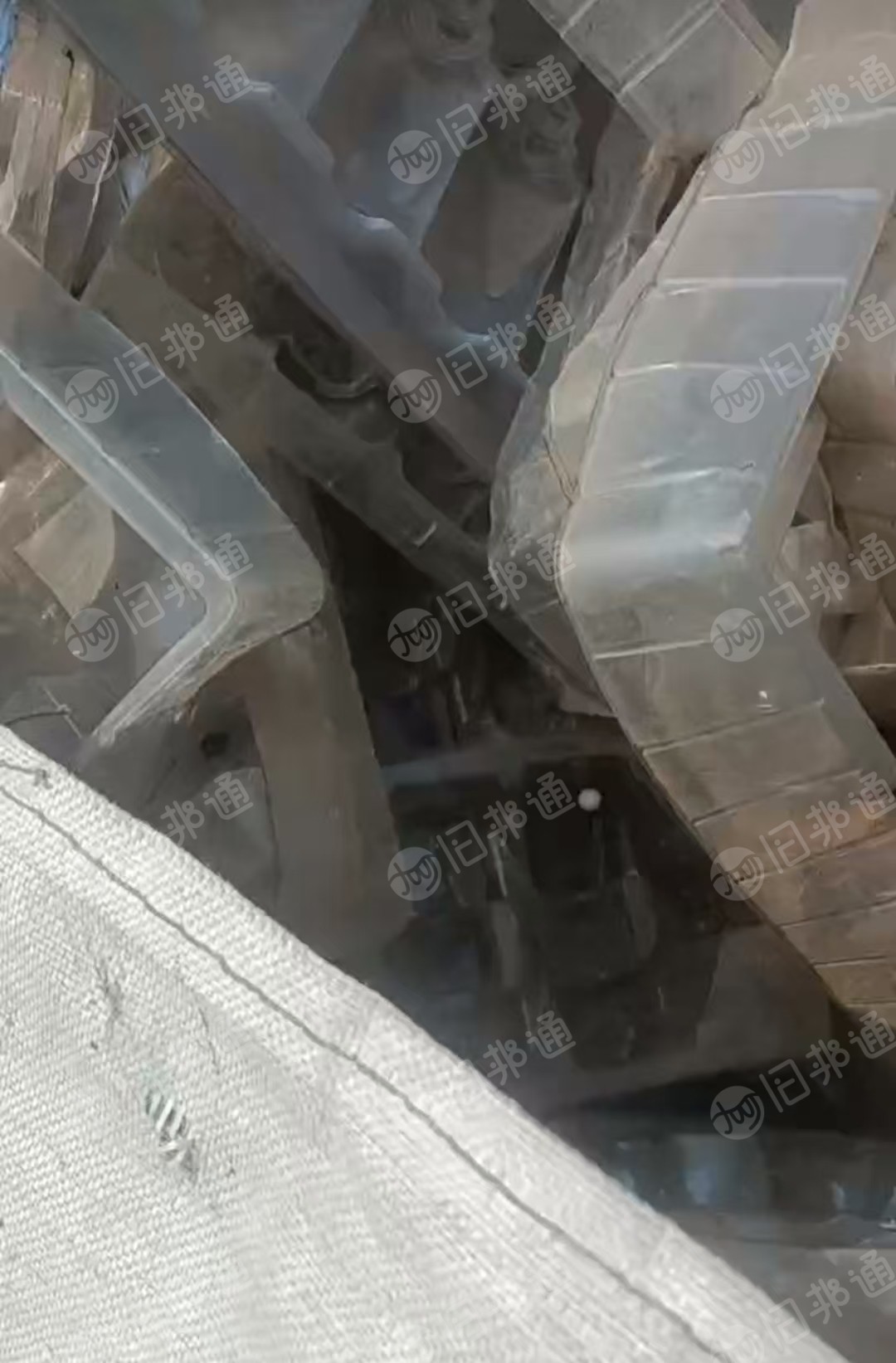 大量回收pet吸塑盒压包料,带标,带油的