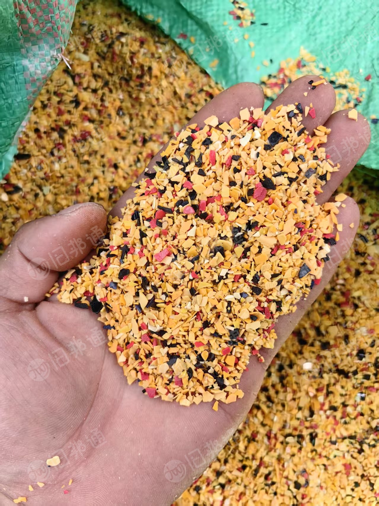 长期出售硬质PVC植布边角料的破碎料