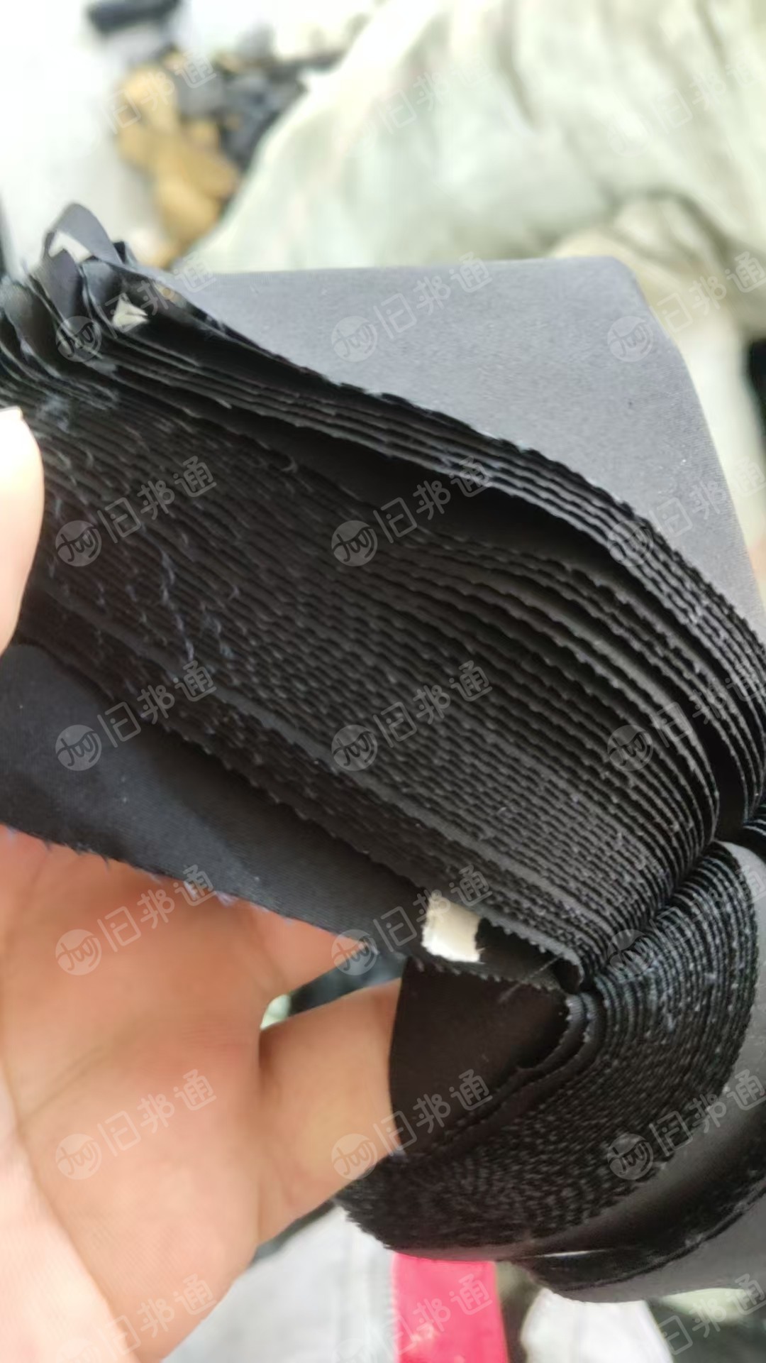 长期出售黑色和灰色涤棉边角料，涤棉废布，含棉30-40左右，现货七十吨，月供一两百吨