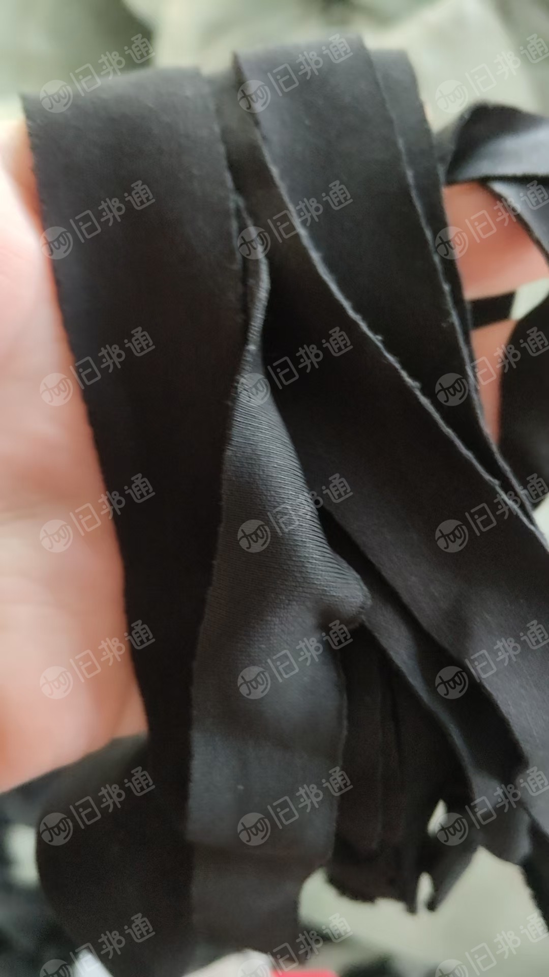 长期出售黑色和灰色涤棉边角料，涤棉废布，含棉30-40左右，现货七十吨，月供一两百吨