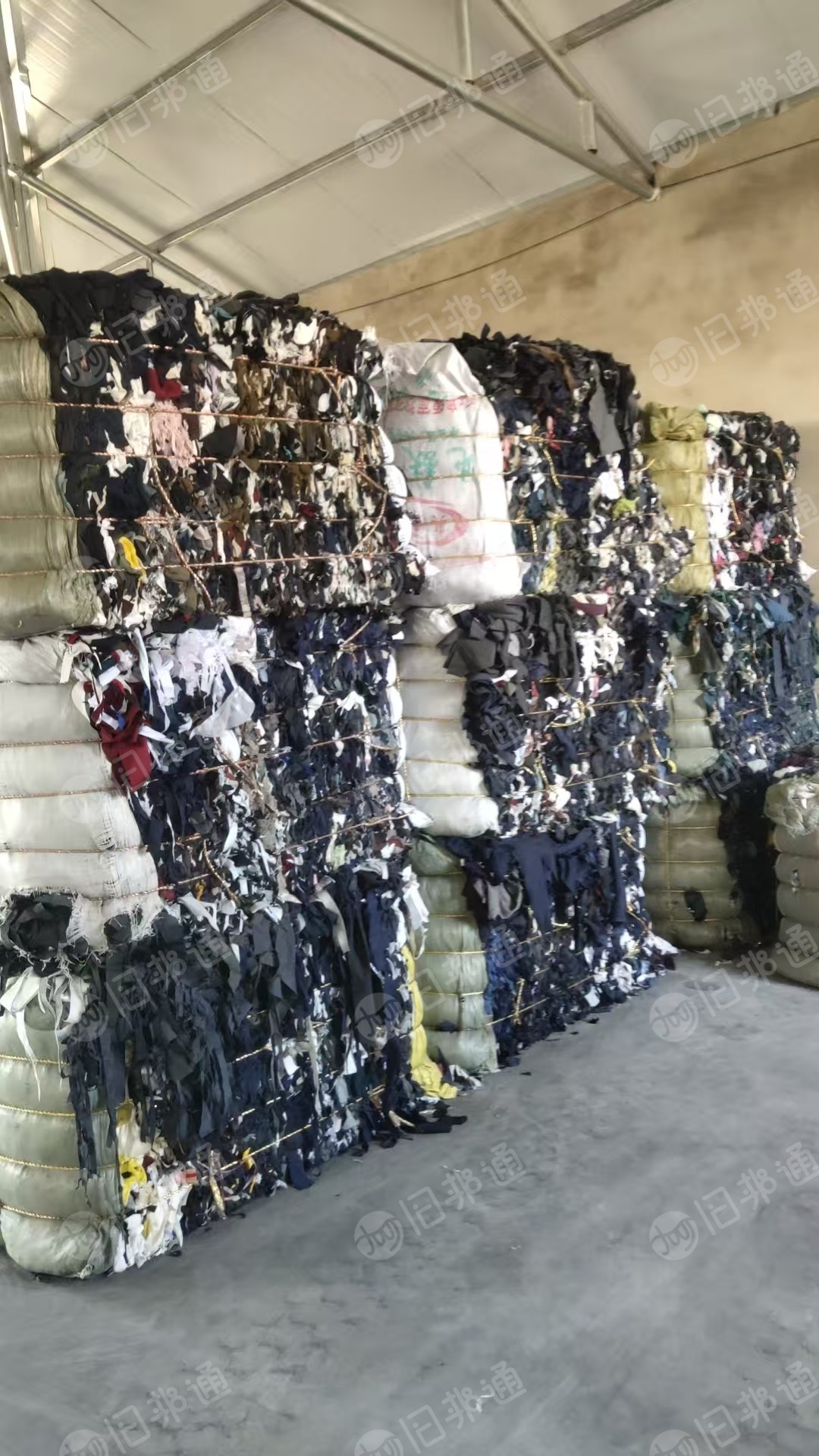 长期出售黑色和灰色涤棉边角料，涤棉废布，含棉30-40左右，现货七十吨，月供一两百吨