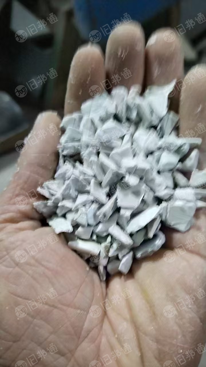 出售汽车配件厂内饰吸塑板材边角料破碎料，合金破碎料，黑色白色灰色都有，现货20多吨