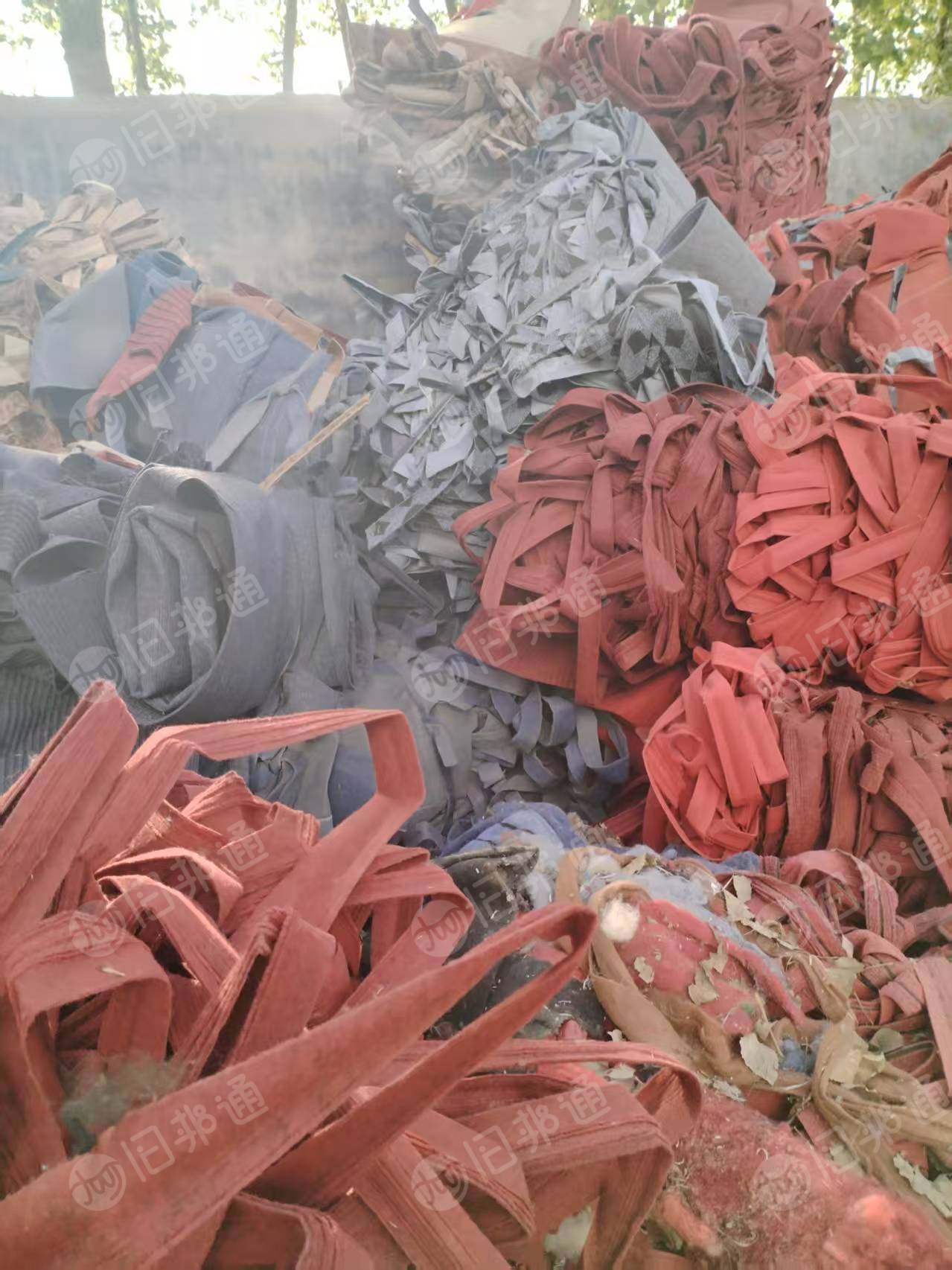 长期出售地毯厂下来的涤纶无纺布,地毯下脚料,涤纶边角料,带胶,月供五六百吨左右