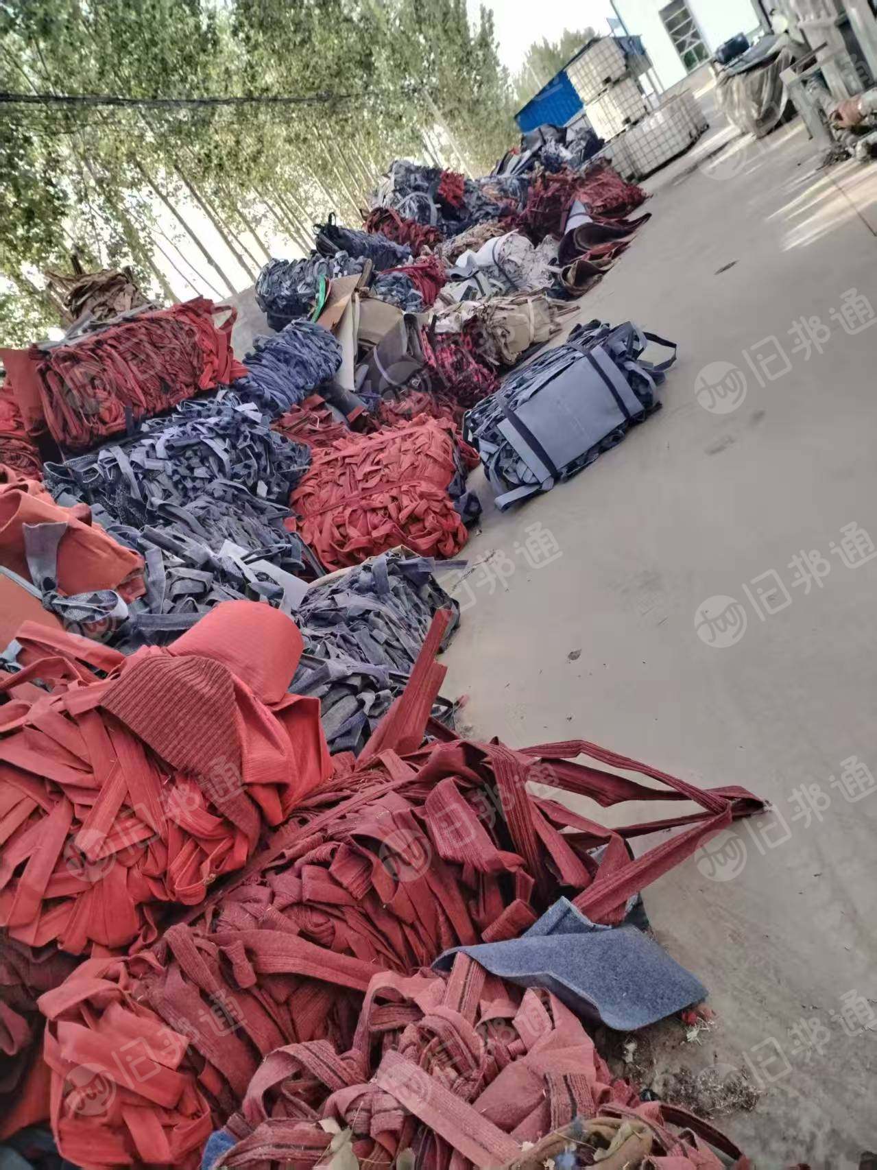长期出售地毯厂下来的涤纶无纺布,地毯下脚料,涤纶边角料,带胶,月供五六百吨左右