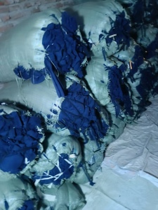 长期出售涤纶废布，涤纶边角料，涤纶造粒布