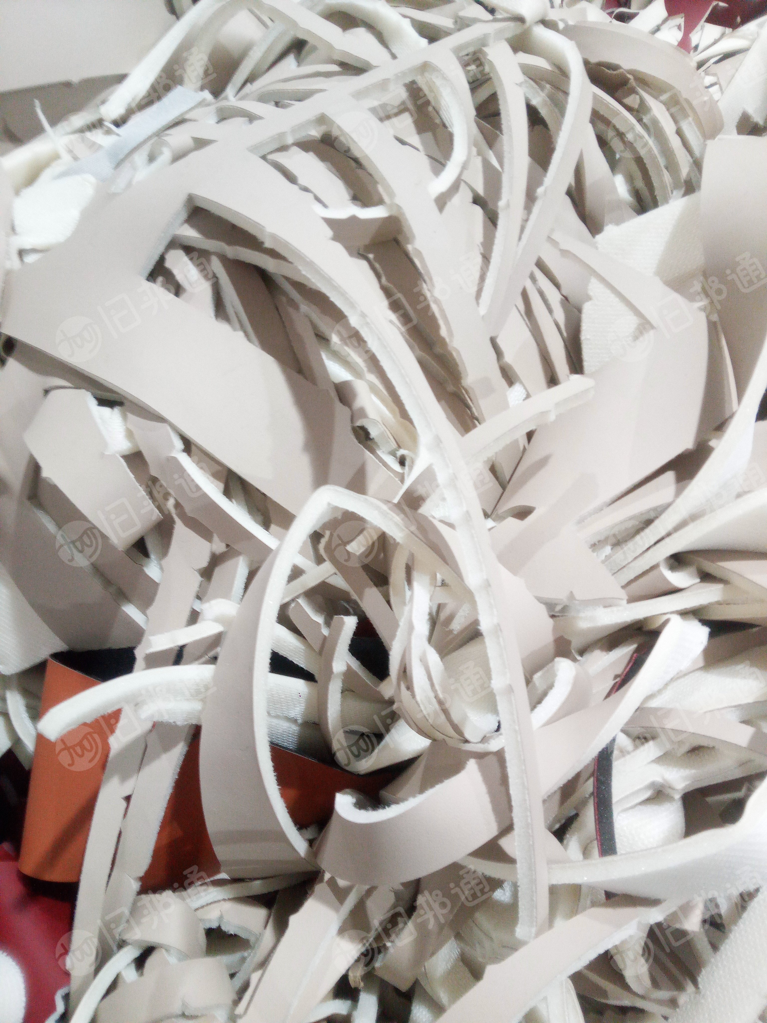 PVC 汽车皮革边脚料和无纺布下脚料