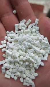 长期出售白色半漂沉PP颗粒，每月600吨左右