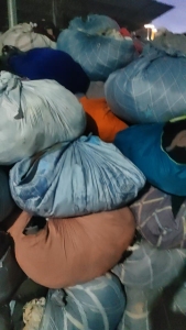 长期出售旧衣服黑料，黑料，现货4吨左右