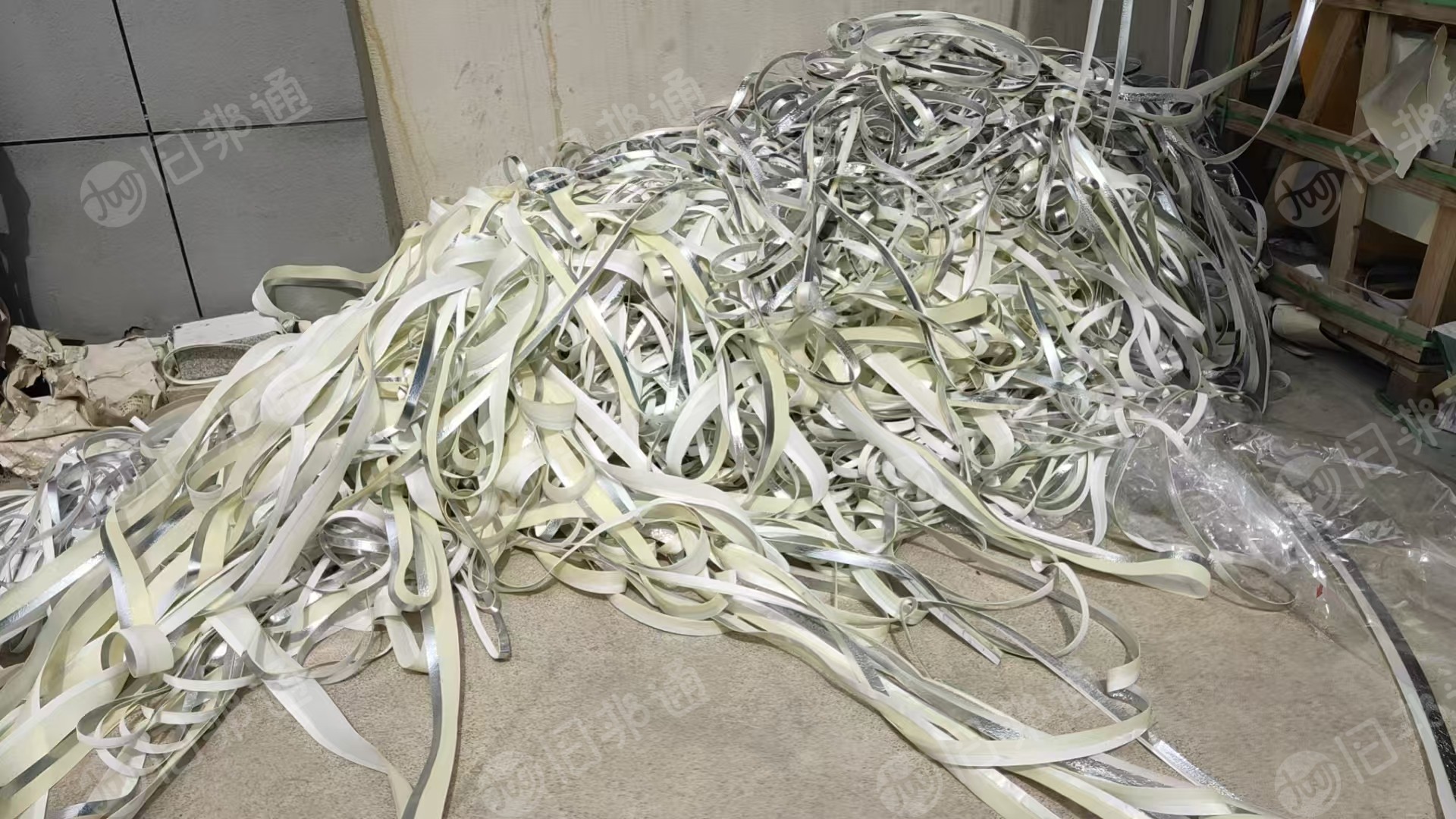出售PVC墙纸边角料,可以破碎造粒,中间加了一层海绵