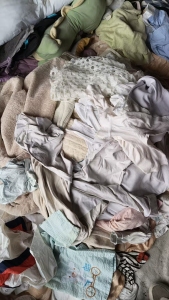 长期出售旧衣服白料，统白，开花料，月供10吨左右，货在江苏淮安