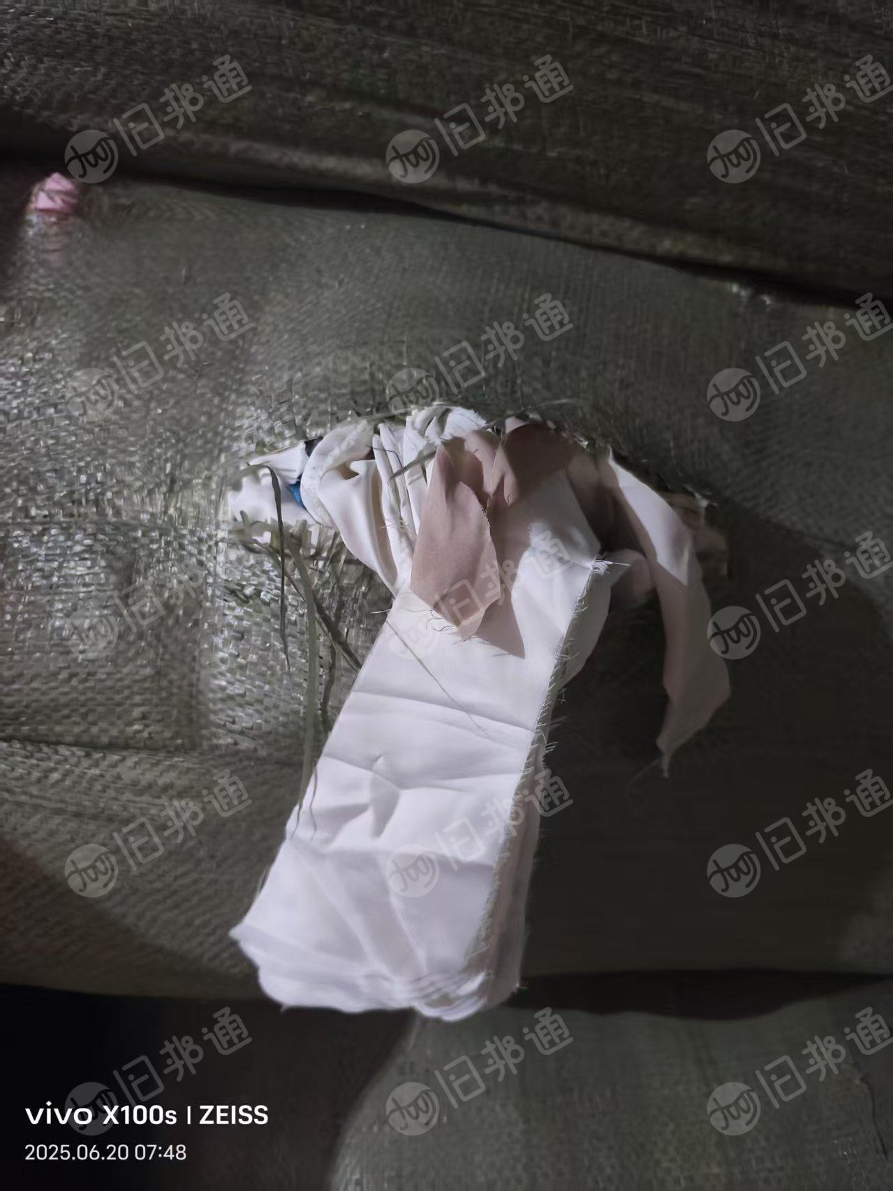 长期大量出售涤纶废布，白色10多吨，浅三色50吨，老色40吨，厂在浙江嘉兴
