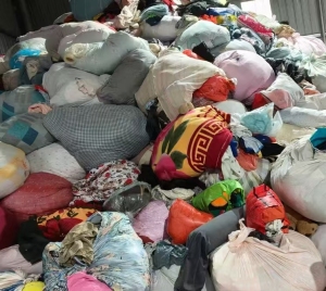 长期出售旧衣服黑料，旧衣服下脚料，燃烧料，现货有9.6米一车，货在湖南常德