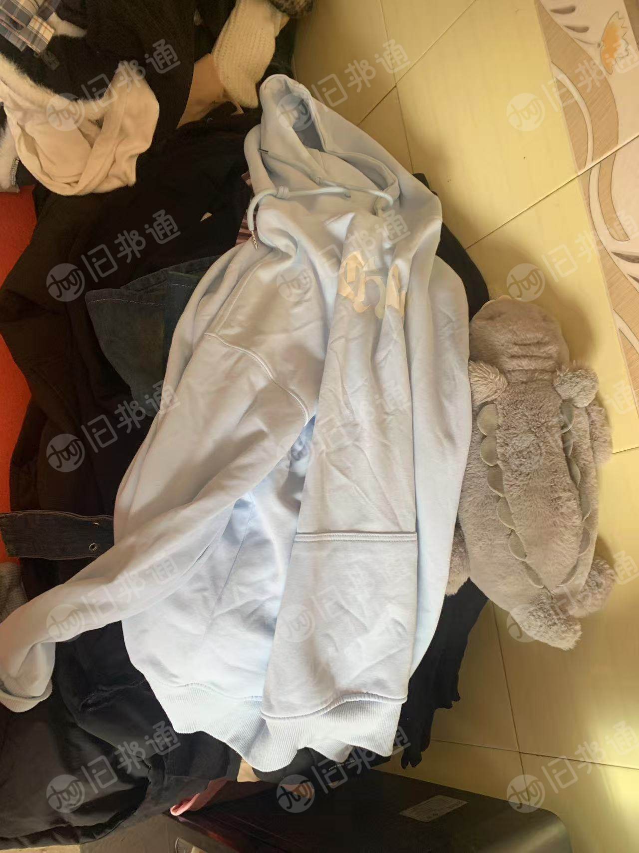 长期出售旧衣服分拣货,有白料,毛衣,冬装,夏装等,月供30吨左右,货在江西上饶